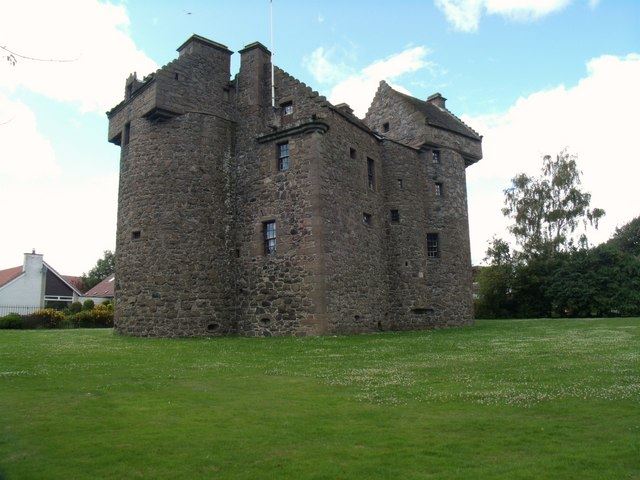 Claypotts Castle