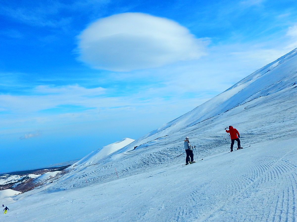Skii Down Snowy Mountains